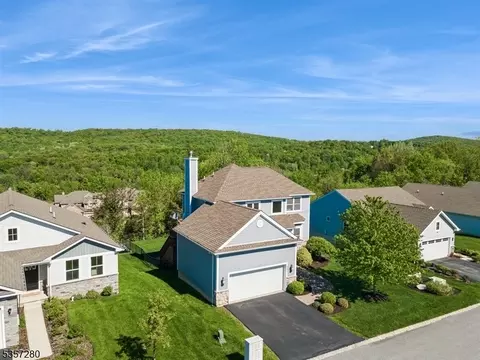 29 Coventry Rd, Hamburg, NJ 07419