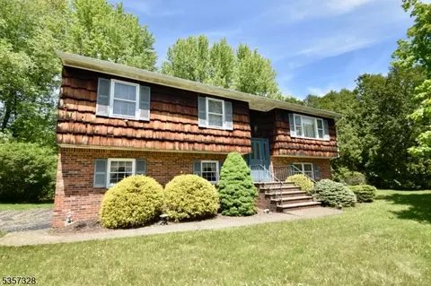 9 Albertine Pl, Oak Ridge, NJ 07438