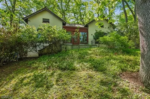 9 Upland Way, Verona, NJ 07044