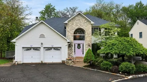 19 Trails End Ct, Westfield, NJ 07090