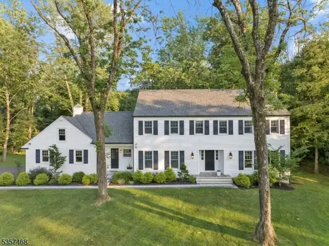 18 Fawn Ln, Basking Ridge, NJ 07920