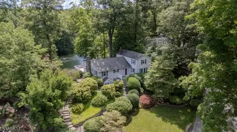 9 Ridge Rd, Bloomingdale, NJ 07403