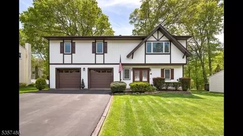 6 Loretta Ln, Oak Ridge, NJ 07438