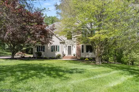 3 Austin Hill Rd, Clinton, NJ 08809