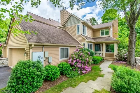 25 Sugar Maple Ln, Hamburg, NJ 07419
