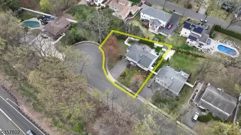 294 Mchenry Dr, Paramus, NJ 07652 photo 23