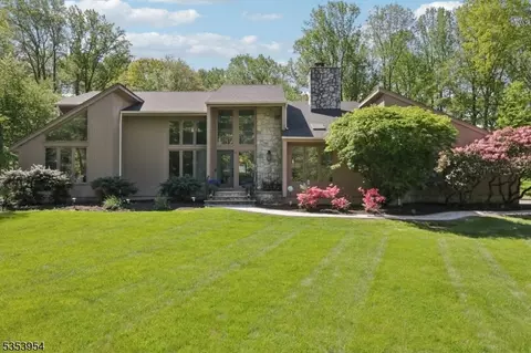 24 Chelsea Dr, Randolph, NJ 07869