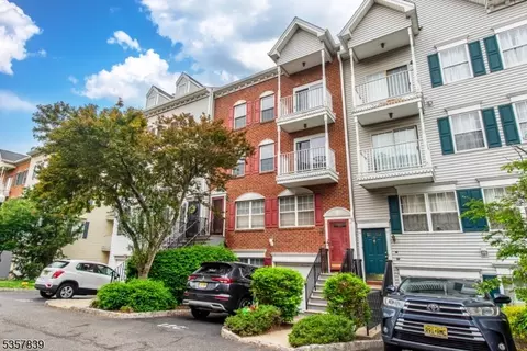 37 Krueger Ct, Newark, NJ 07103