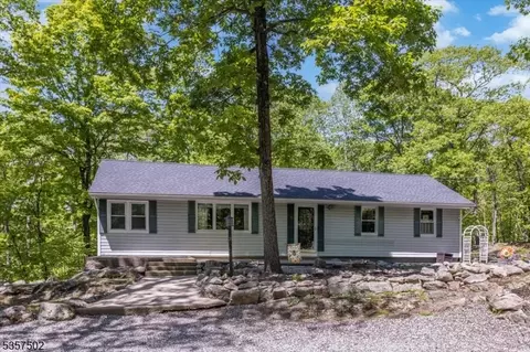 6 Mohawk Trl, Andover, NJ 07821