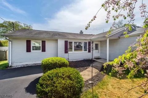 9 Harmony Ln, Denville, NJ 07834