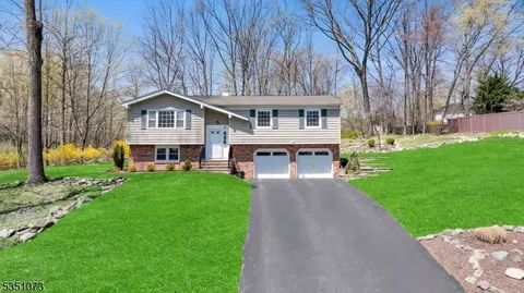 9 Shawnee Trl, Montville, NJ 07045