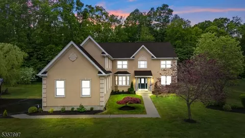 35 Summit Dr, East Brunswick, NJ 08816