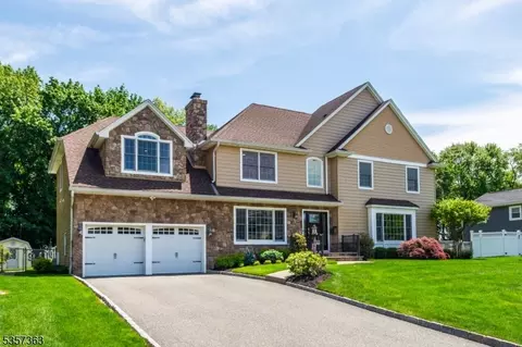 20 Manor Dr, Wayne, NJ 07470