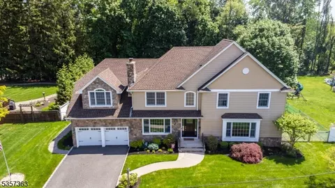 20 Manor Dr, Wayne, NJ 07470 photo 2