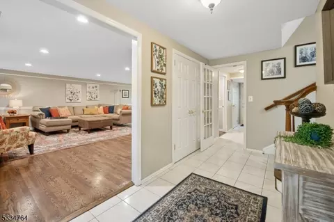 113 Sutton Dr, Berkeley Heights, NJ 07922 photo 2