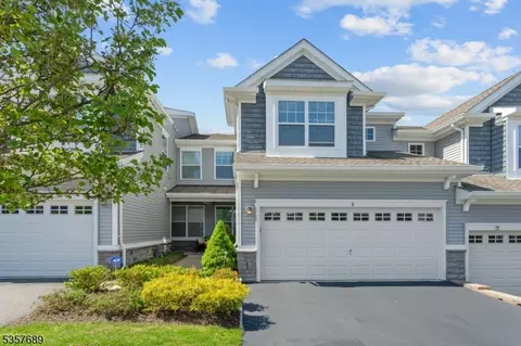 8 Lupine Ln, Hackettstown, NJ 07840