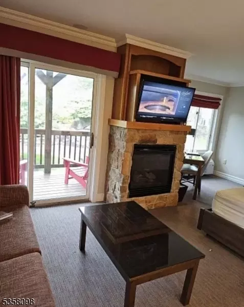 2 Chamonix Dr #326, Vernon, NJ 07462