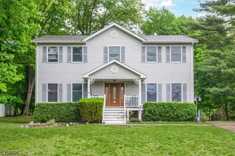 18 Mohawk Ave, Oakland, NJ 07436
