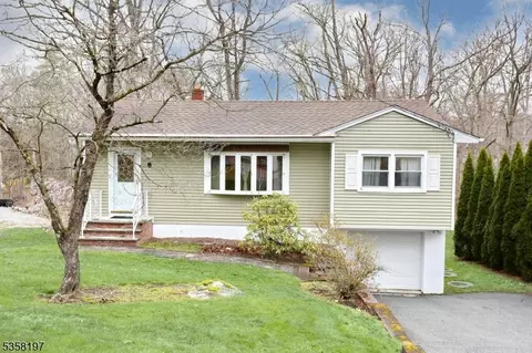 8 Beech Ct, Ringwood, NJ 07456