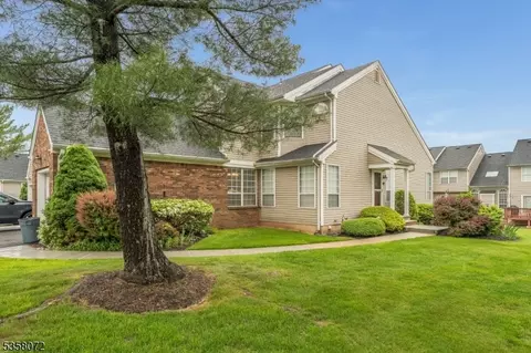 21 Daisy Ct, Whitehouse Station, NJ 08889