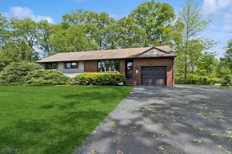 17 Virginia Ave, Pompton Plains, NJ 07444