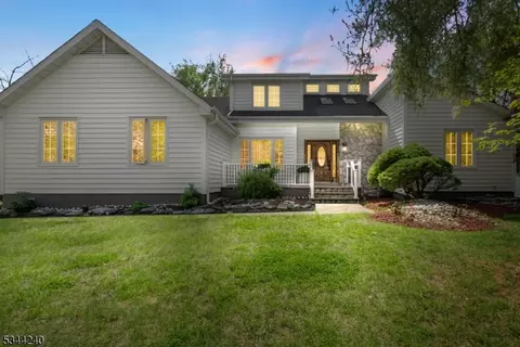 22 Cloverleaf Dr, Marlboro, NJ 07746