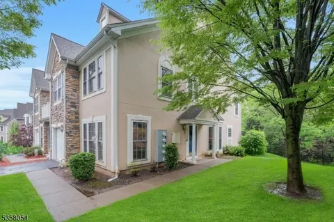 28 Peach Tree Ln, North Haledon, NJ 07508