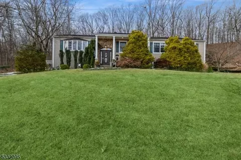 85 W Mcclellan Ave, Livingston, NJ 07039