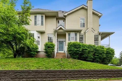 32 Stratton Ct, Flemington, NJ 08822