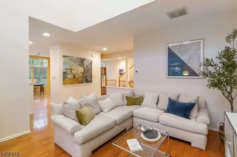 618 Turlington Ct, Livingston, NJ 07039