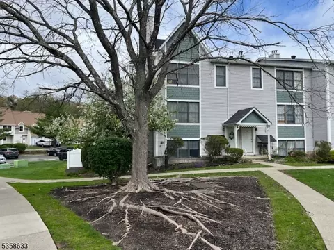 112 Heritage Ln, Hamburg, NJ 07419