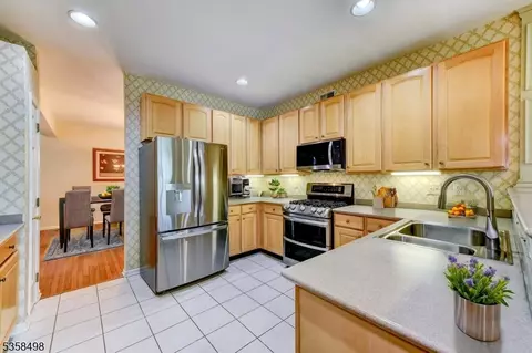 4 Loft Dr, Martinsville, NJ 08836