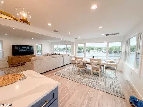 35 S Lakeside Ave, Jefferson, NJ 07849