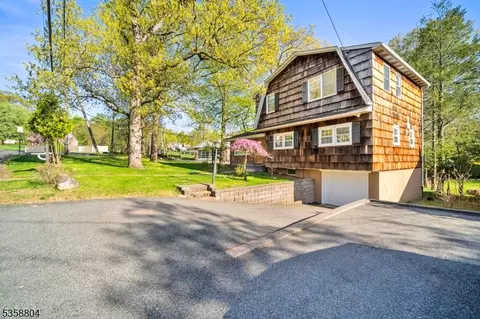 132 Hiawatha Blvd, Oakland, NJ 07436