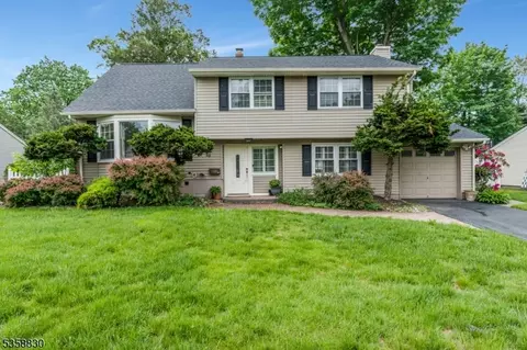 10 Lauri Ln, Middlesex, NJ 08846