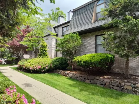22 Falls Bridge Dr, Totowa, NJ 07512