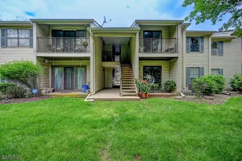 62 Taylor Dr, Franklin Park, NJ 08823