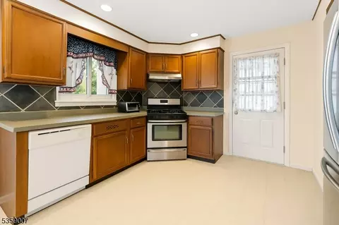 580 Mountainview Dr, North Plainfield, NJ 07063 photo 9