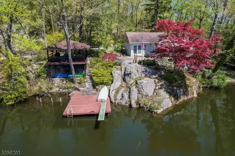 60 Leach Dr, Bloomingdale, NJ 07403