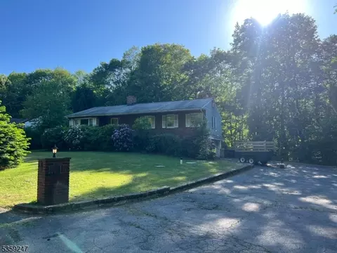 13 Elro Dr, Oak Ridge, NJ 07438