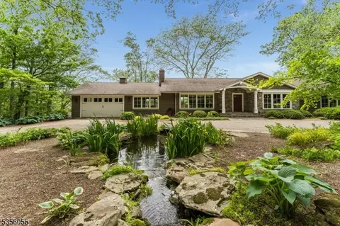 12 Woodland Rd, Pittstown, NJ 08867