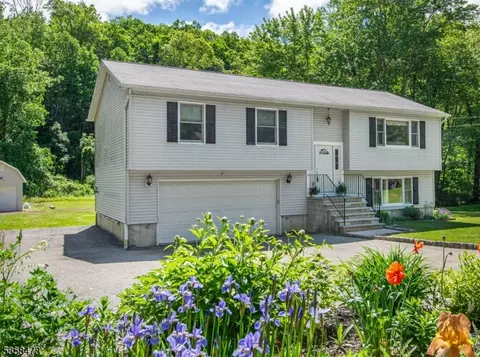 10 W Shore Dr, Vernon, NJ 07462