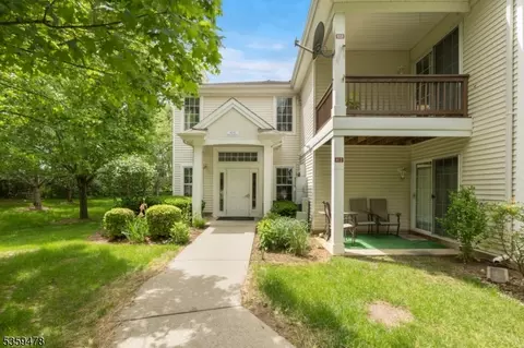 822 Honeybrook Cir, Stewartsville, NJ 08886