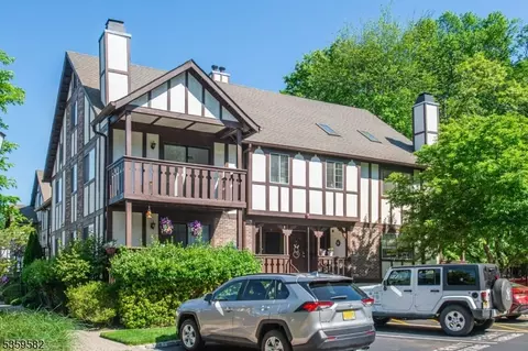 2910 Hemingway Ln, Mahwah, NJ 07430