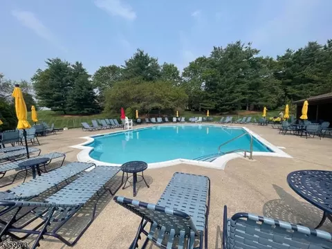 75 Meadowview Dr, Annandale, NJ 08801