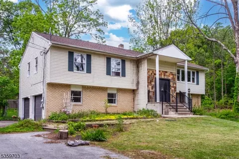 2 Lake Pochung Ct, Sussex, NJ 07461