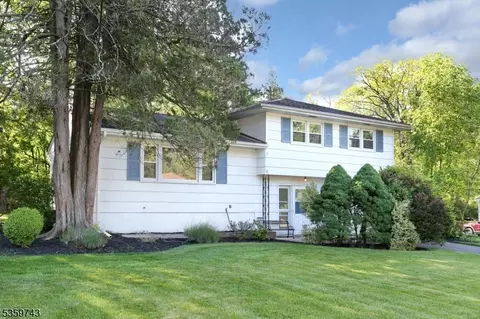38 Dante Pl, Waldwick, NJ 07463