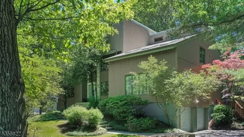 1107 Summit Ln, Mountainside, NJ 07092