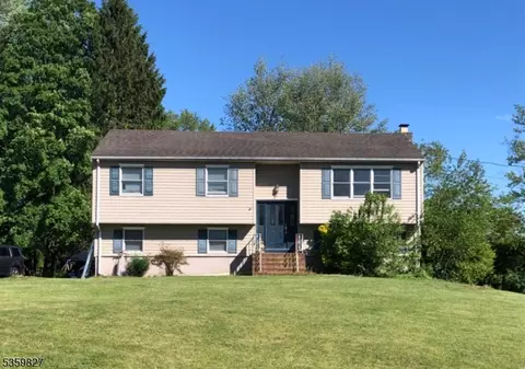 13 Elmwood Dr, Hackettstown, NJ 07840