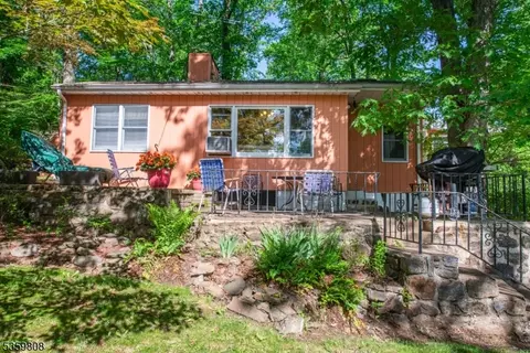 2 Rosewood Ln, Boonton, NJ 07005